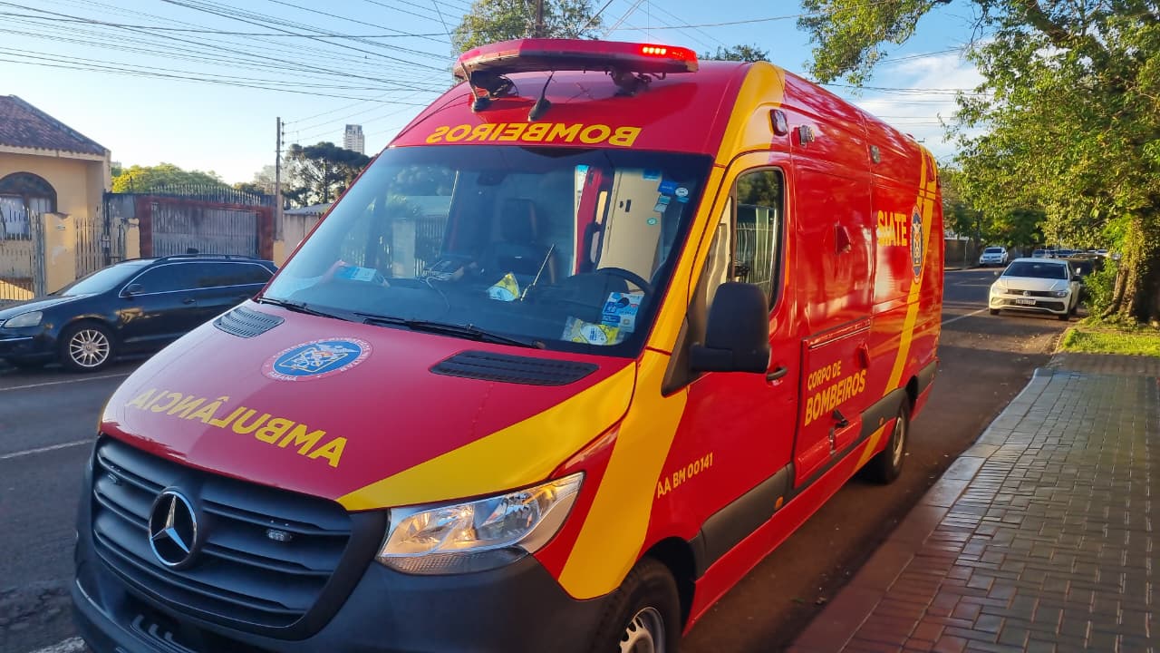 Idosa fica ferida ao cair, bater a cabeça e ferir o olho em casa, no Parque São Paulo, em Cascavel