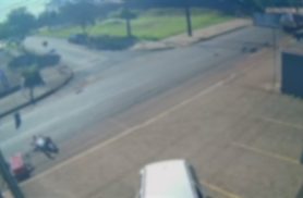Cena forte: imagens mostram homem caindo na rua após crise de epilepsia, no Universitário