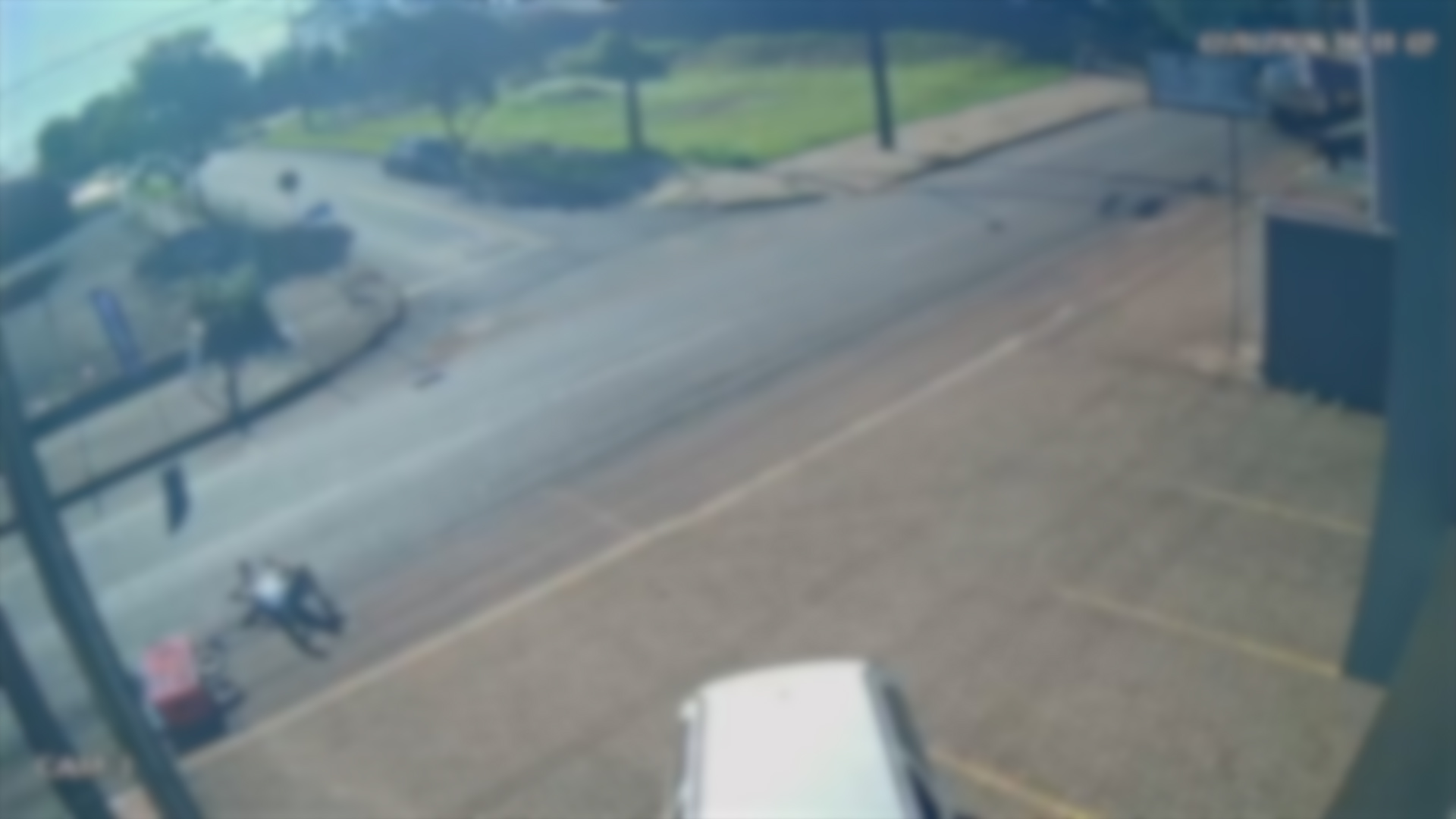Cena forte: imagens mostram homem caindo na rua após crise de epilepsia, no Universitário