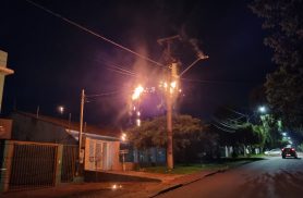 Incêndio atinge fiação elétrica na Rua Kamaças, no Bairro Santa Cruz, em Cascavel