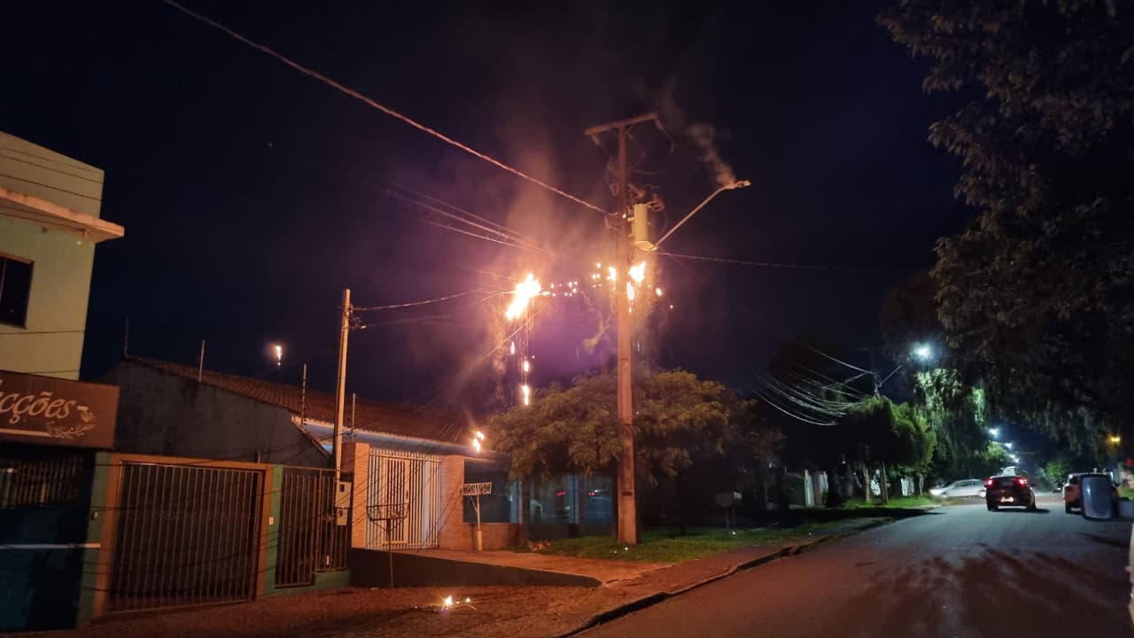 Incêndio atinge fiação elétrica na Rua Kamaças, no Bairro Santa Cruz, em Cascavel