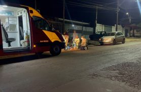 Jovem fica ferida após não perceber quebra-molas e cair de moto elétrica em Cascavel