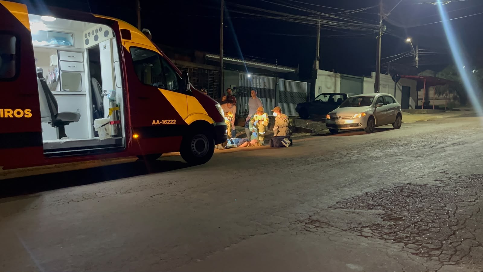 Jovem fica ferida após não perceber quebra-molas e cair de moto elétrica em Cascavel