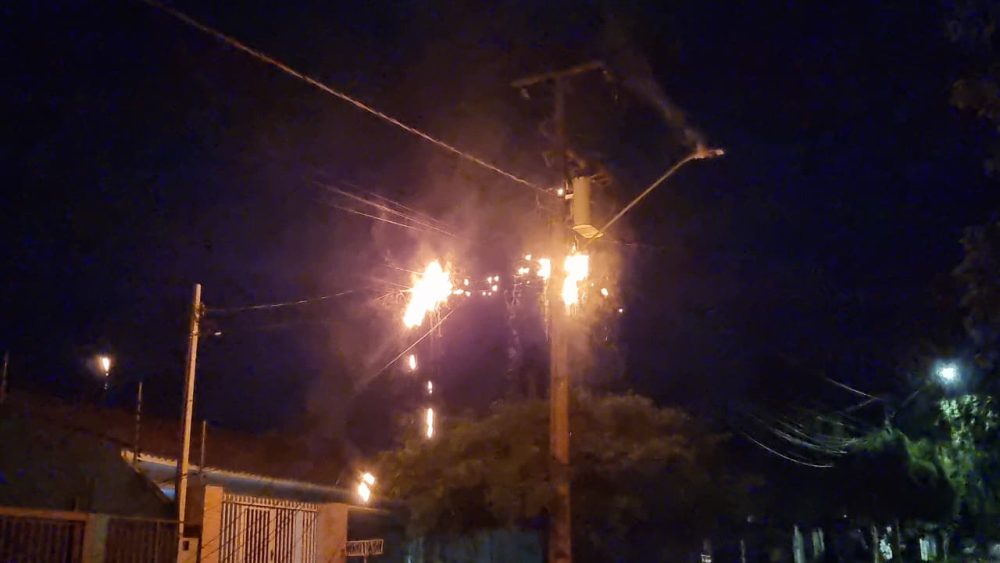 Imagem referente a Copel informa que normalizou energia da Rua Kamaças após incêndio na rede elétrica