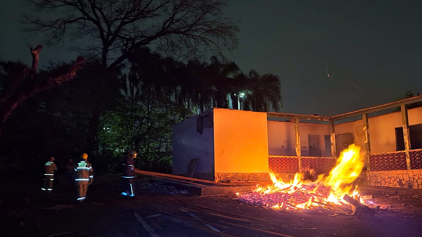Incêndio volta a mobilizar Bombeiros no antigo núcleo da SEAB em Cascavel