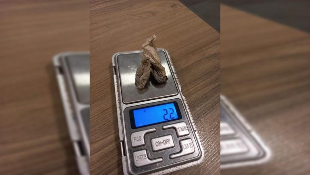 Imagem referente a Jovem é abordado com duas porções de haxixe escondidas no tênis em Cascavel