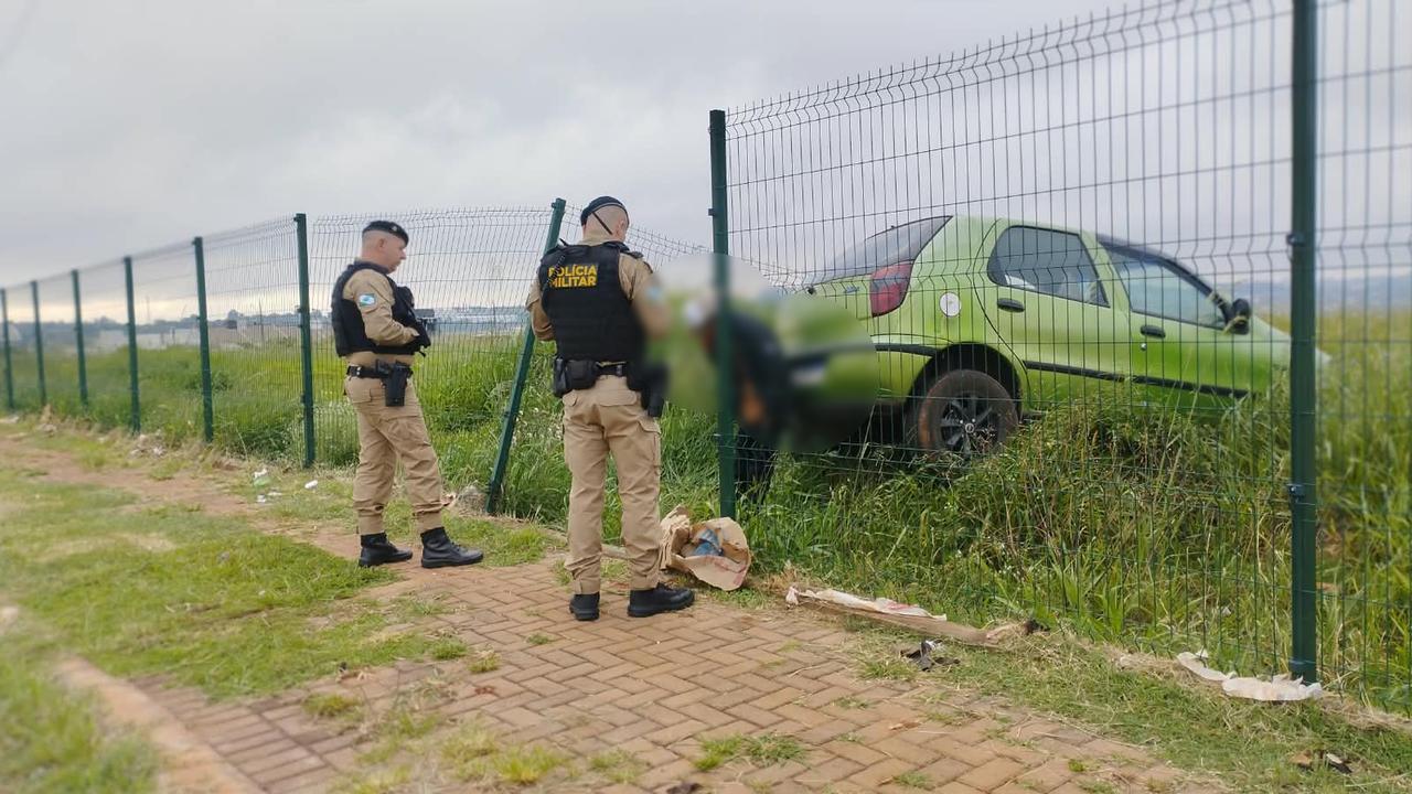 Palio atravessa grade e motorista fica ferido na Avenida das Pombas