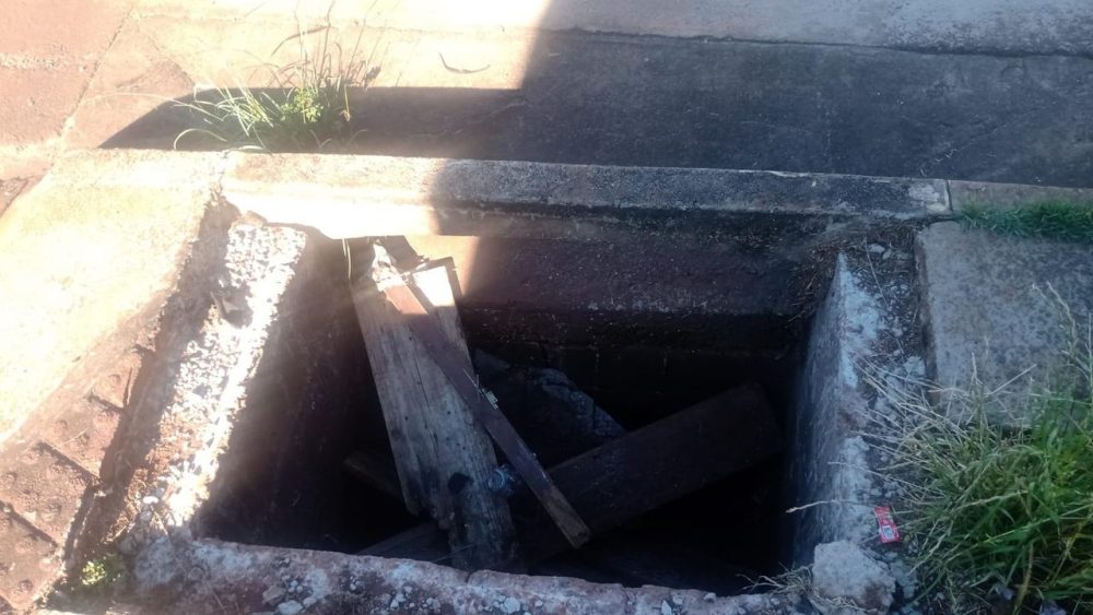 Imagem referente a Alerta no Riviera: bueiro aberto ameaça segurança de crianças e cadeirantes