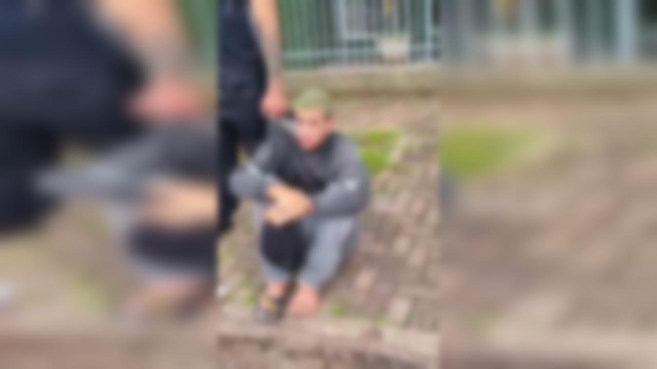 “É da quebrada do Santa”: Vídeo mostra suspeito de furto sendo cercado pela população