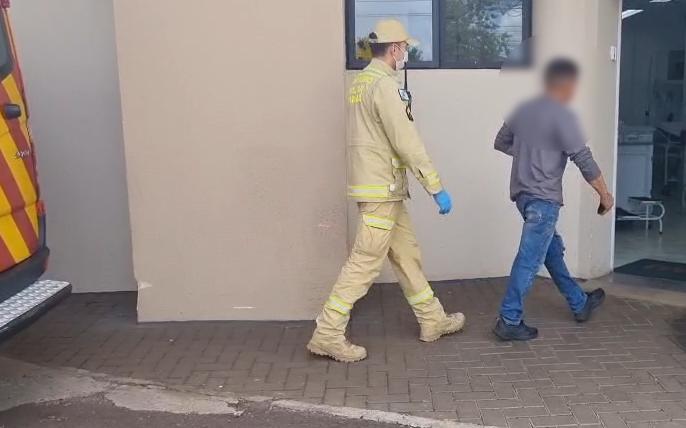 Homem sofre ferimentos nas mãos e no rosto após agressão com arma branca no Riviera