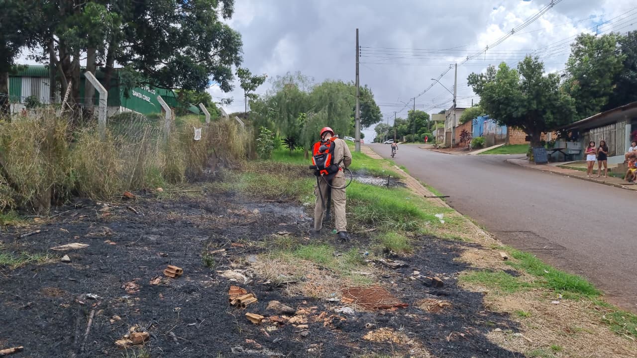 Incêndio em Cascavel mobiliza Bombeiros no Bairro Santa Cruz