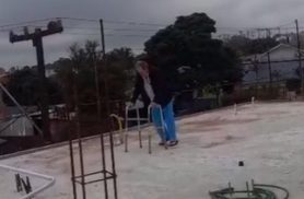 Ele voltou ao lugar onde quase morreu: Vídeo mostra recuperação de idoso após choque e queda de laje