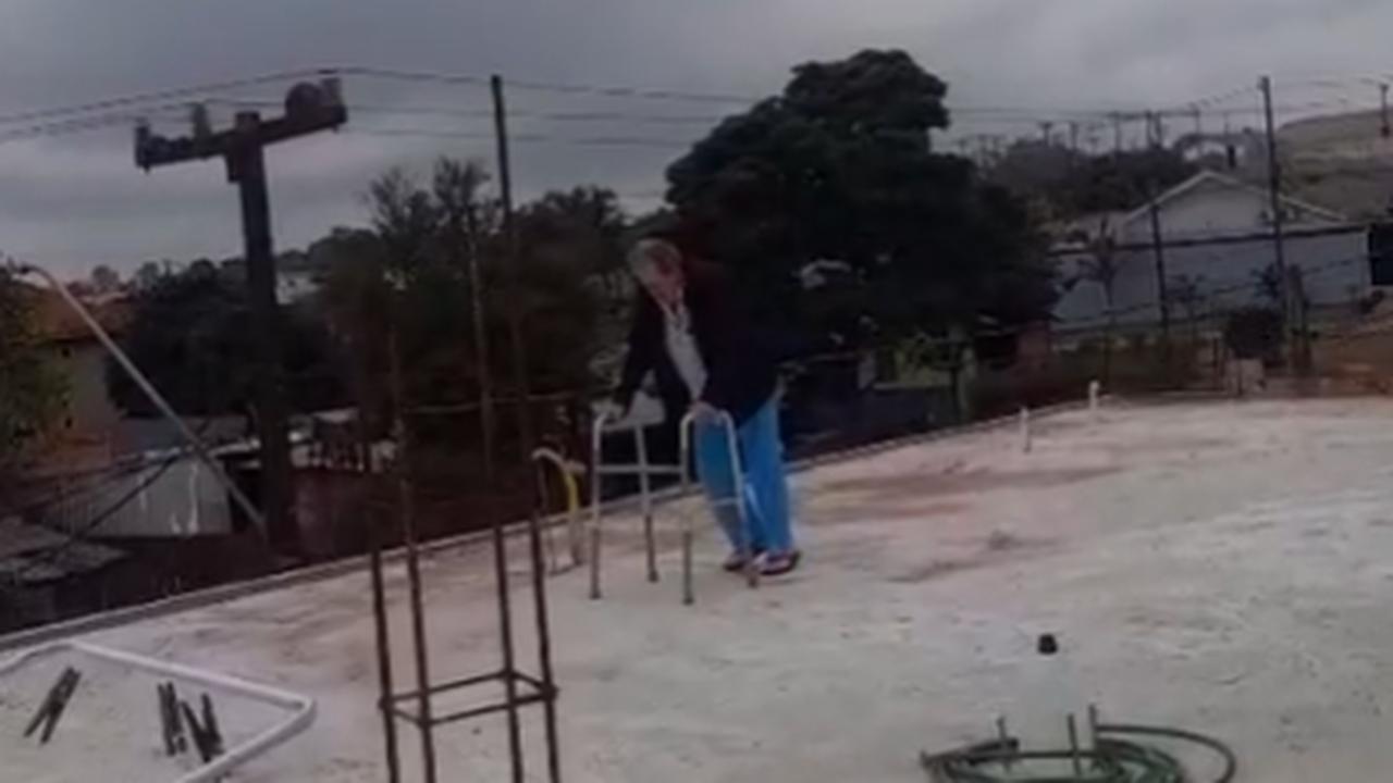 Ele voltou ao lugar onde quase morreu: Vídeo mostra recuperação de idoso após choque e queda de laje