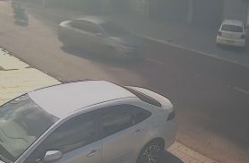 Câmera flagra batida entre motocicleta e Onix no Centro de Cascavel