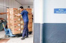 Saiba quais situações permitem acompanhante na cabine de votação