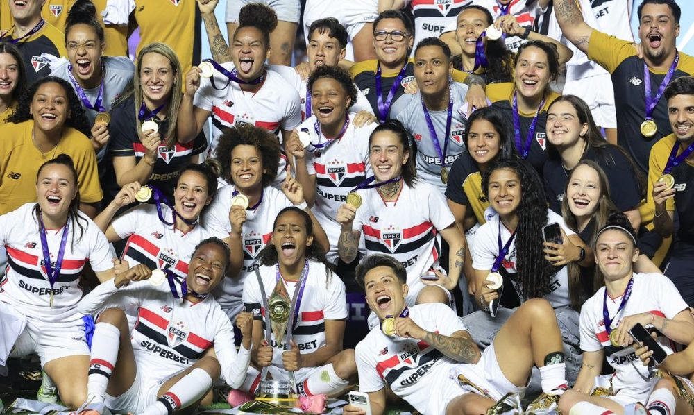 Imagem referente a São Paulo segura Corinthians e é campeão brasileiro pela 1ª vez