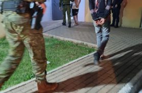 Adolescente e jovem são abordados com mais de 200 gramas de haxixe e levados à delegacia