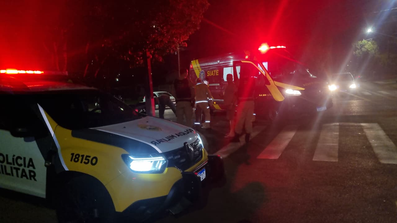 Motociclista fica ferido após colisão com carro; motorista foge do local em Cascavel