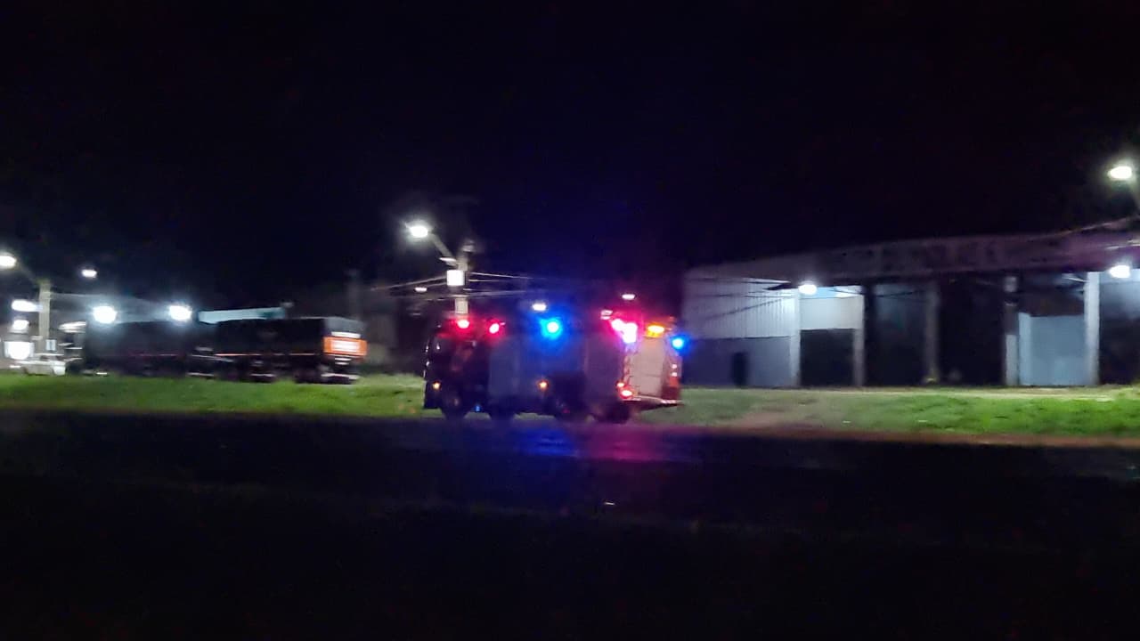 Incêndio ambiental assusta ao atingir área próxima a placas solares na BR-163 em Cascavel