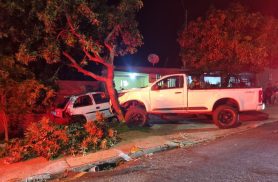 Caminhonete perde o controle, atinge veículos, muro de residência e árvore em Cascavel