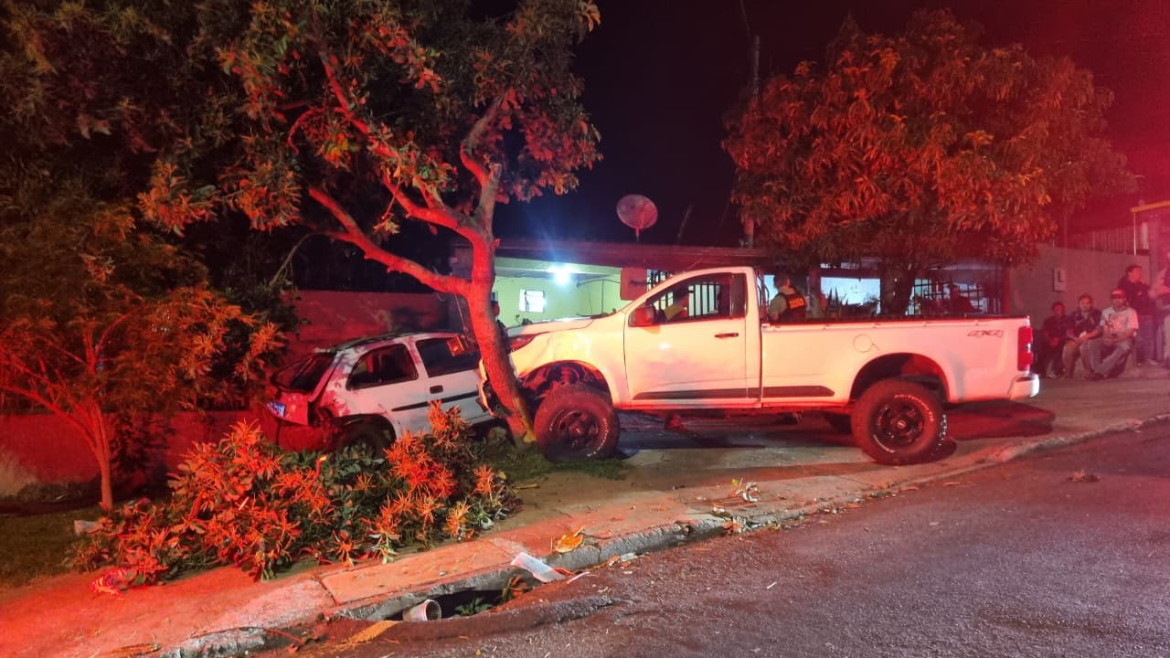 Caminhonete perde o controle, atinge veículos, muro de residência e árvore em Cascavel