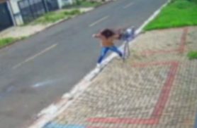Mulher em surto é flagrada quebrando lixeira e gritando em rua do Florais do Paraná