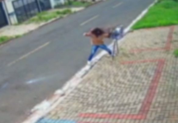 Mulher em surto é flagrada quebrando lixeira e gritando em rua do Florais do Paraná
