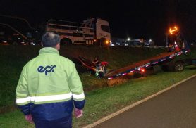 Motorista confunde acesso à marginal e Astra cai em barranco às margens da BR-277 em Cascavel Motorista confunde acesso à marginal e Astra cai em barranco às margens da BR-277 em Cascavel