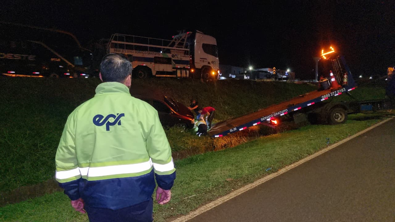 Motorista confunde acesso à marginal e Astra cai em barranco às margens da BR-277 em Cascavel