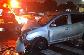 Dois homens são socorridos após carro bater contra anteparo na Avenida Assunção