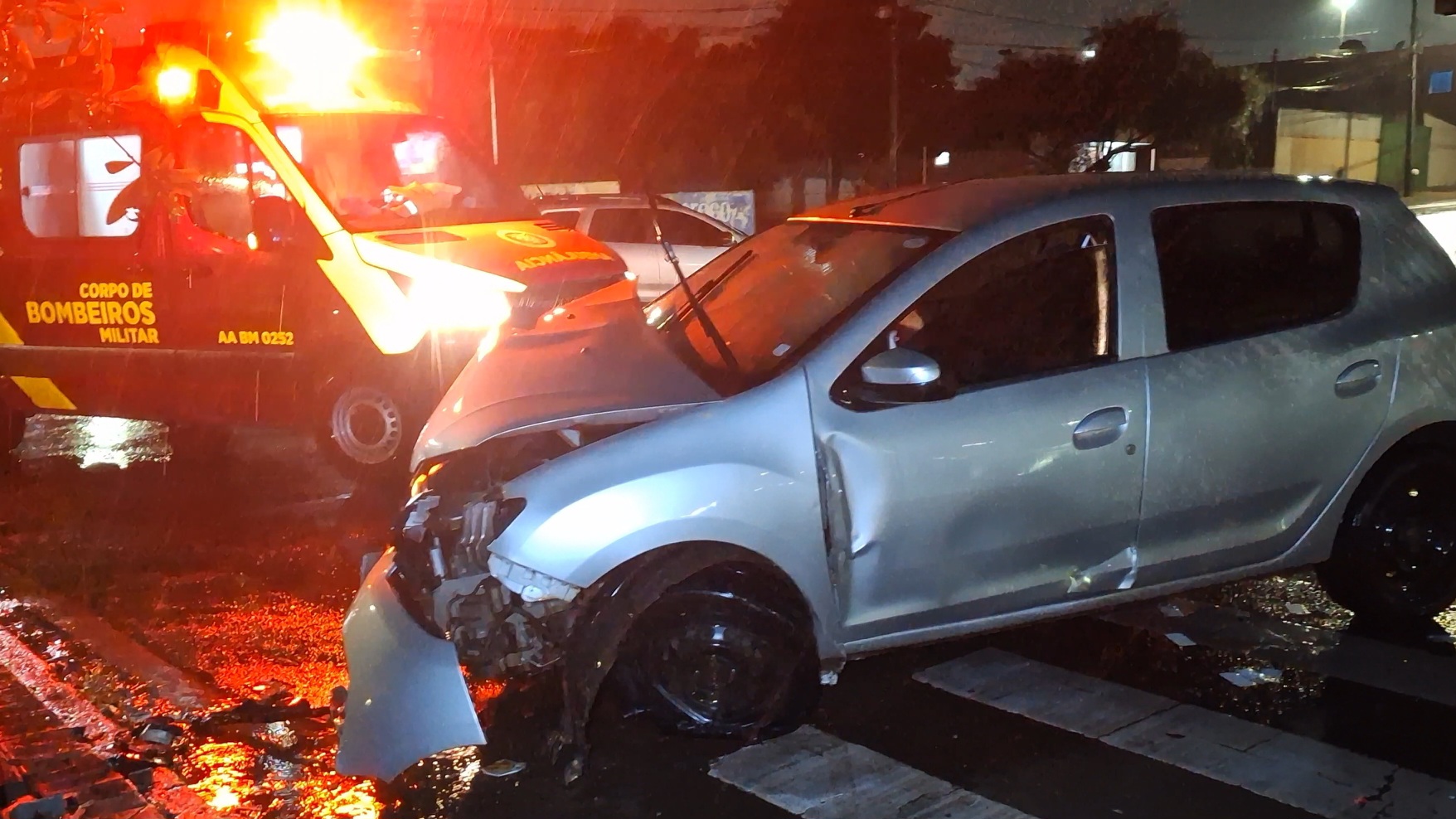 Dois homens são socorridos após carro bater contra anteparo na Avenida Assunção