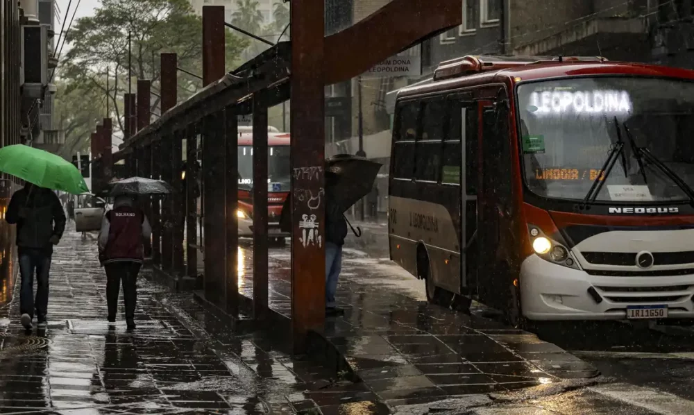 Chuva predomina neste domingo de eleição; Paraná tem alerta vermelho Imagem referente a Chuva predomina neste domingo de eleição; Paraná tem alerta vermelho