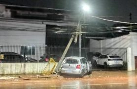 Carro bate contra poste na Rua Gandhi e deixa fiação baixa em frente ao Terminal Nordeste, em Cascavel Carro bate contra poste na Rua Gandhi e deixa fiação baixa em frente ao Terminal Nordeste, em Cascavel
