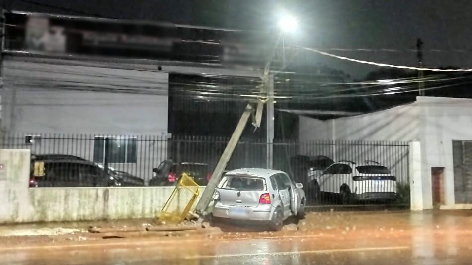 Carro bate contra poste na Rua Gandhi e deixa fiação baixa em frente ao Terminal Nordeste, em Cascavel Imagem referente a Carro bate contra poste na Rua Gandhi e deixa fiação baixa em frente ao Terminal Nordeste, em Cascavel