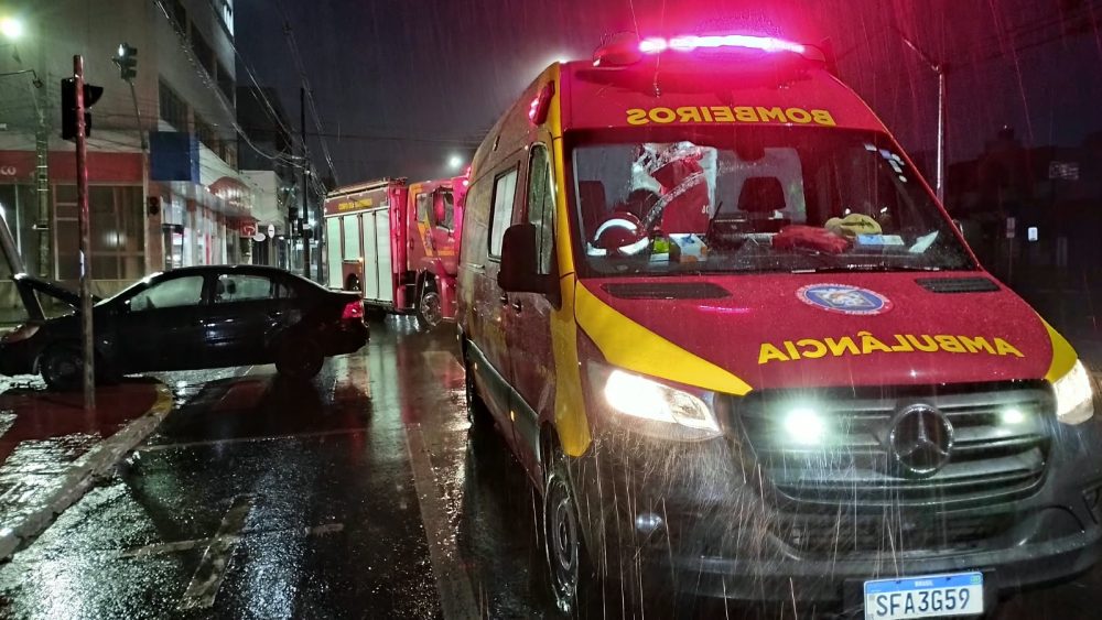Imagem referente a Voyage colide contra poste e deixa estrutura danificada na Rua Dom Pedro II esquina com a Av. Brasil
