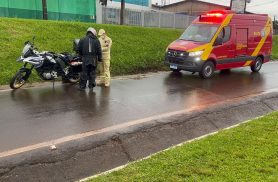 Acidente com moto BMW deixa mulher ferida no Trevo do Guarujá em Cascavel