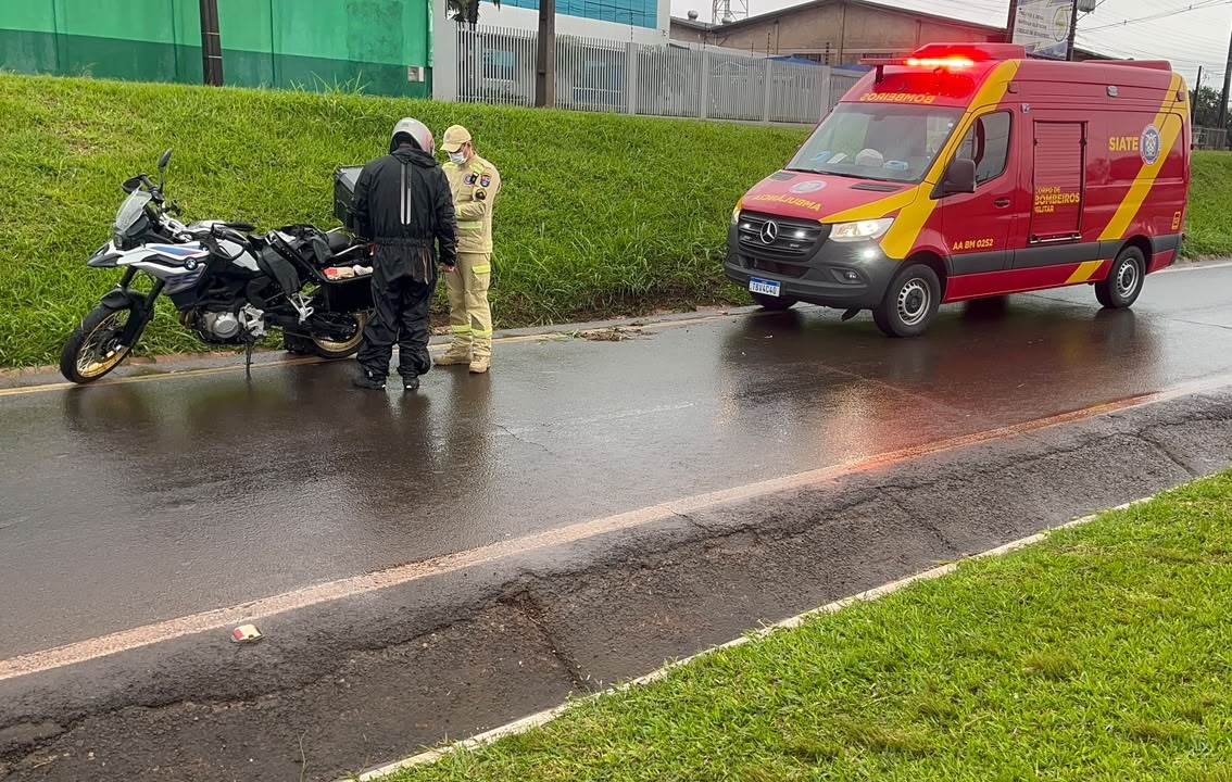 Acidente com moto BMW deixa mulher ferida no Trevo do Guarujá em Cascavel
