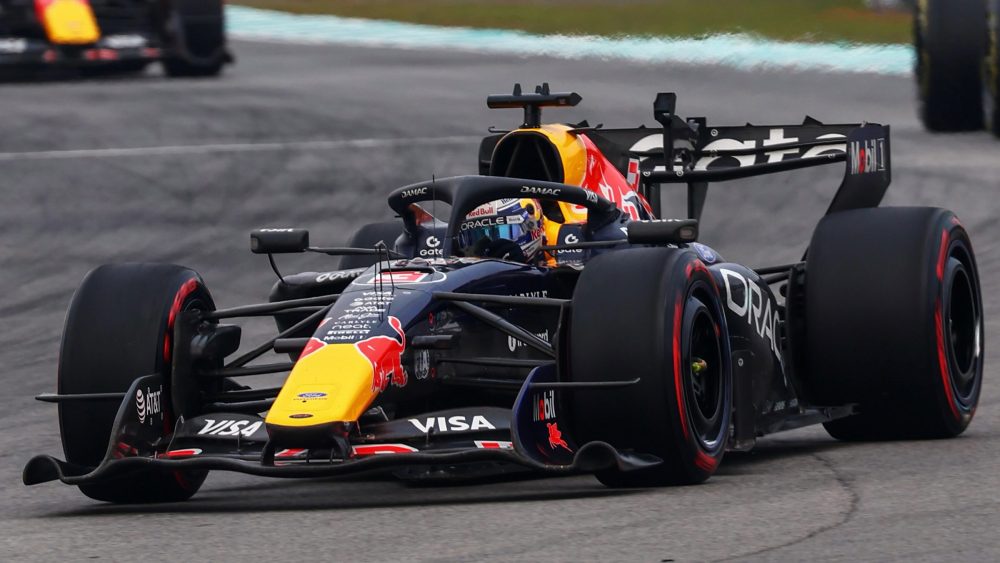 Imagem referente a Max Verstappen vence GP do Bahrein marcado pela chuva na Malásia