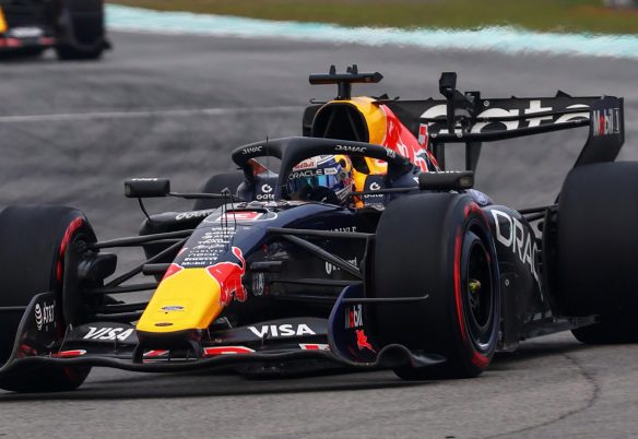 Max Verstappen vence GP do Bahrein marcado pela chuva na Malásia