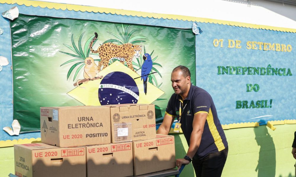 Imagem referente a Solicitou voto em trânsito? Saiba como verificar onde votar