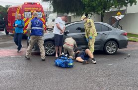 Acidente entre Corolla e moto deixa motociclista ferido em cruzamento de Cascavel