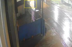 Câmera registra acidente que rachou poste durante chuva forte em frente ao Terminal Nordeste em Cascavel