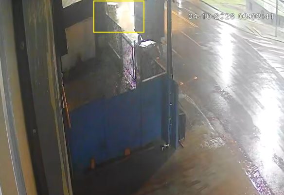 Câmera registra acidente que rachou poste durante chuva forte em frente ao Terminal Nordeste em Cascavel
