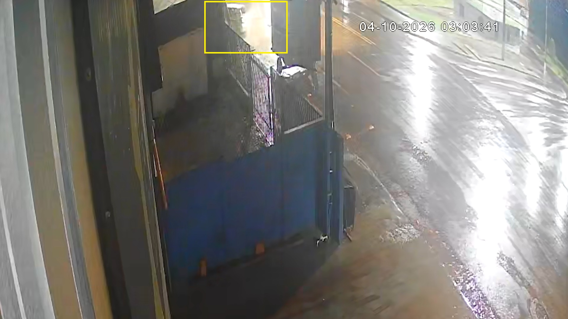 Câmera registra acidente que rachou poste durante chuva forte em frente ao Terminal Nordeste em Cascavel