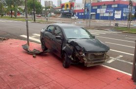 Horas depois, Voyage permanece no local após bater contra poste de semáforo no Centro de Cascavel