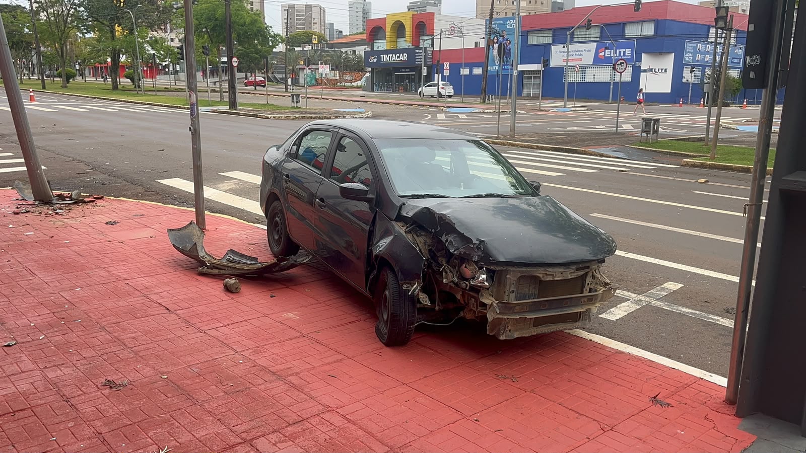 Acidente com Voyage danifica poste de semáforo e termina sobre calçada em Cascavel
