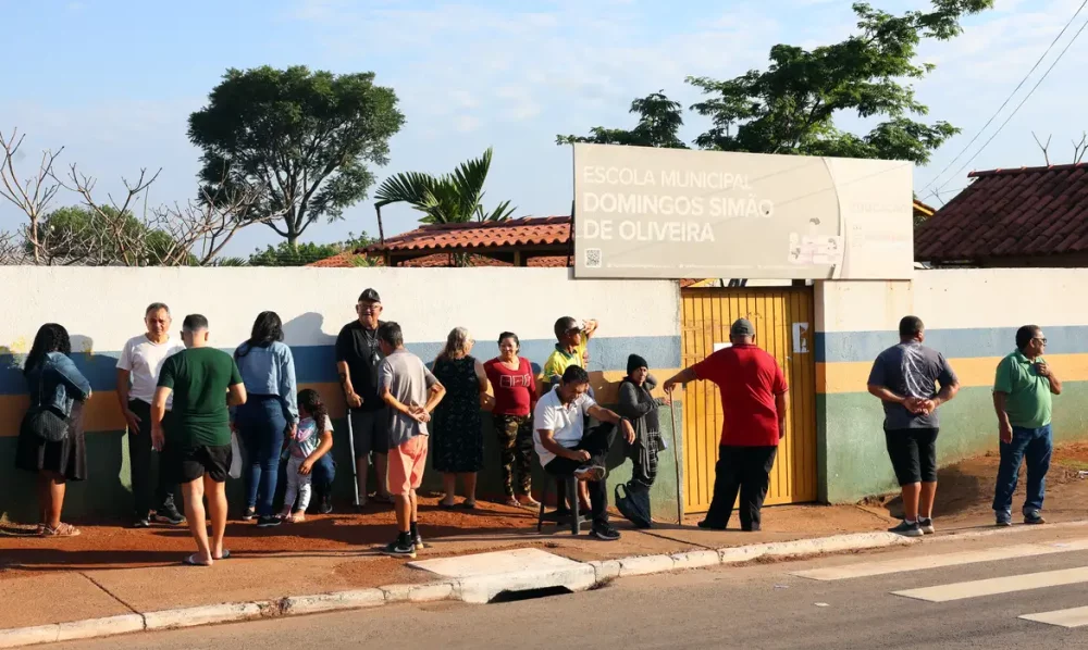 Analfabetos e ex-alunos votam sob emoção em escola que já foi curral Imagem referente a Analfabetos e ex-alunos votam sob emoção em escola que já foi curral