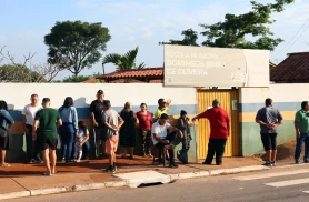 Analfabetos e ex-alunos votam sob emoção em escola que já foi curral