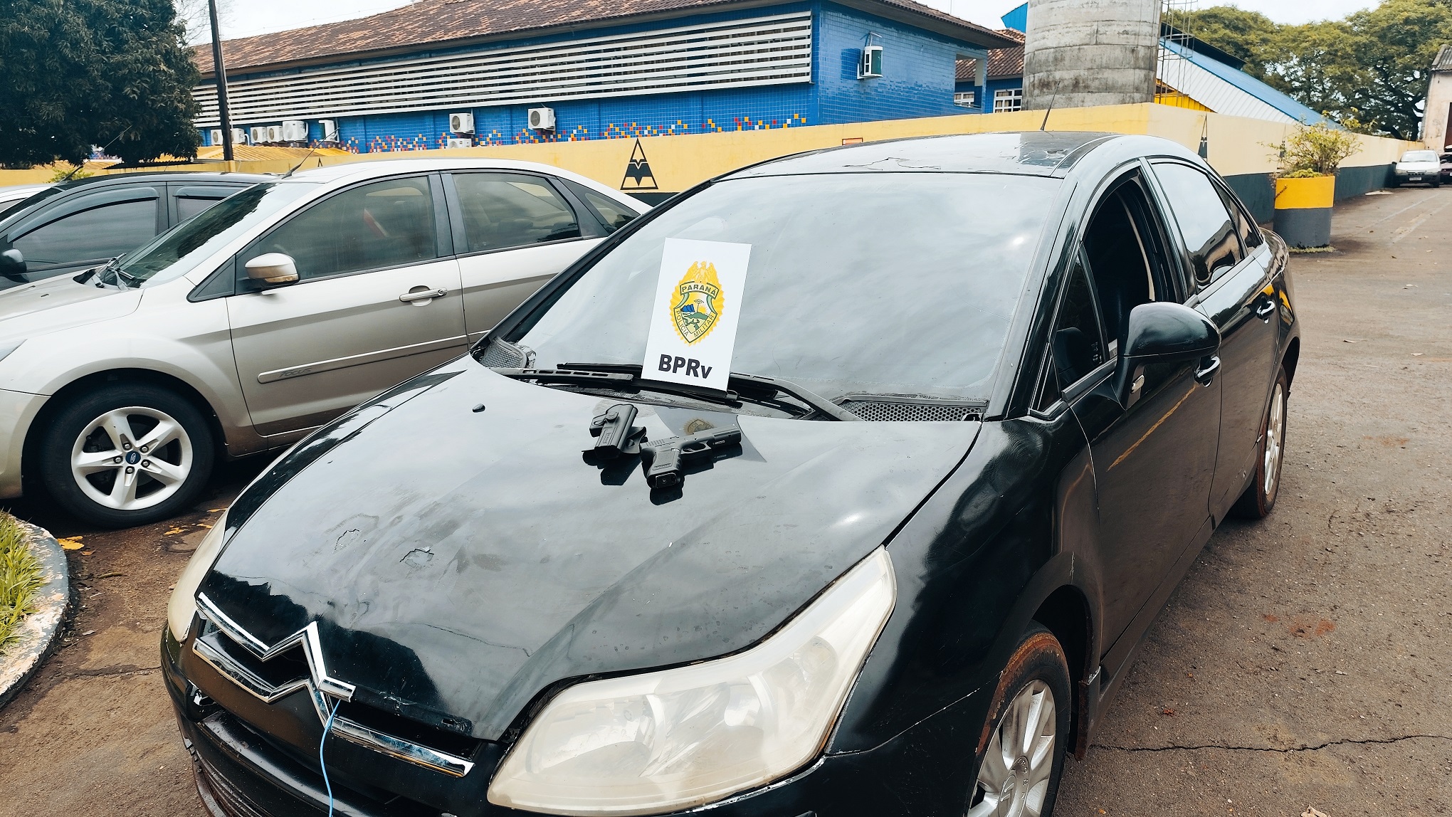 Homem é preso com carro roubado e simulacro de arma no bairro Brasília em Cascavel