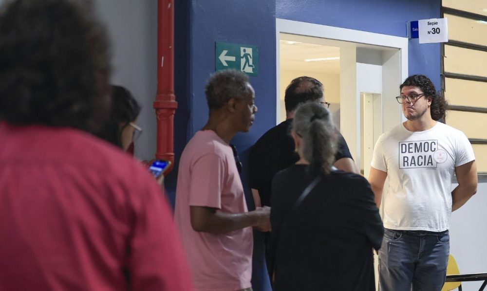 Imagem referente a Em São Paulo, 14% das seções estavam abertas às 18h para votação